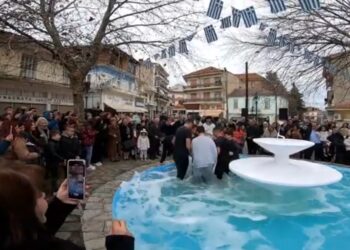 Ο Αγιασμός των υδάτων στη Νεάπολη.  Βίντεο