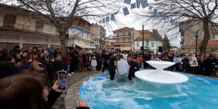 Ο Αγιασμός των υδάτων στη Νεάπολη.  Βίντεο