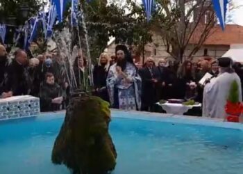 Θεοφάνεια: Αγιασμός στην Εράτυρα στο σιντριβάνι.  Βίντεο