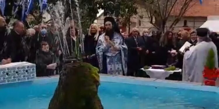 Θεοφάνεια: Αγιασμός στην Εράτυρα στο σιντριβάνι.  Βίντεο