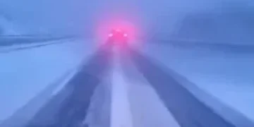 Ώρα 07:45: Δείτε πόσο χιονίζει στο δρόμο Κοζάνης-Πτολεμαϊδας-Βίντεο στο ύψος Μαυροδεντρίου