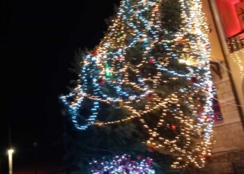 Έγειρε το Χριστουγεννιάτικο δέντρο στη Σιάτιστα από το δυνατό αέρα. Φωτογραφία