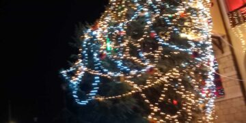 Έγειρε το Χριστουγεννιάτικο δέντρο στη Σιάτιστα από το δυνατό αέρα.  Φωτογραφία