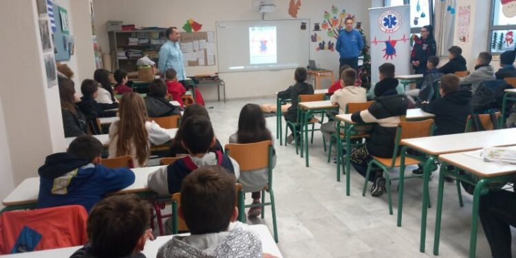 Το Δημοτικό Σχλείο Νεάπολης ευχαριστεί για την παρουσίαση και εκπαίδευση που πραγματοποίησε κλιμάκιο του ΕΚΑΒ στο σχολείο