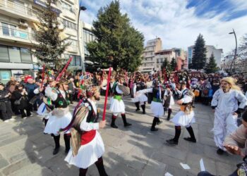 «Ξεσήκωσαν» τα Γρεβενά οι Μωμόεροι. Βίντεο