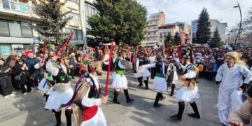 «Ξεσήκωσαν» τα Γρεβενά οι Μωμόεροι. Βίντεο