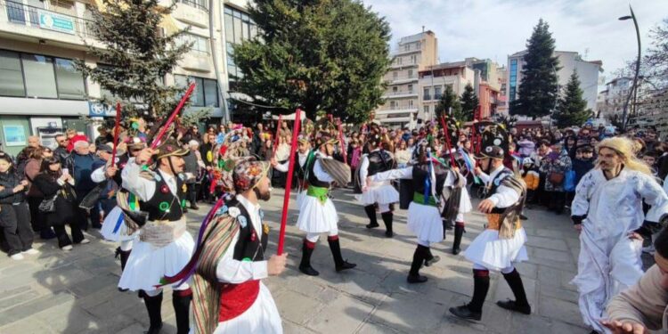 «Ξεσήκωσαν» τα Γρεβενά οι Μωμόεροι. Βίντεο
