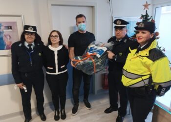 Το Τμήμα Τροχαίας Κοζάνης της Διεύθυνσης Αστυνομίας Κοζάνης δώρισε ένα παιδικό κάθισμα αυτοκινήτου στο πρώτο παιδί που γεννήθηκε το έτος 2024 στην πόλη της Κοζάνης