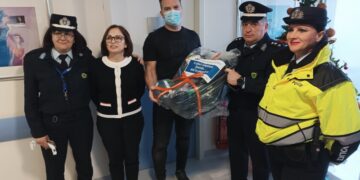 Το Τμήμα Τροχαίας Κοζάνης της Διεύθυνσης Αστυνομίας Κοζάνης δώρισε ένα παιδικό κάθισμα αυτοκινήτου στο πρώτο παιδί που γεννήθηκε το έτος 2024 στην πόλη της Κοζάνης