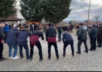 Μικρόκαστρο: Αναβίωσε και φέτος το έθιμο της “Γκαχελώνας”. Βίντεο