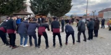 Μικρόκαστρο: Αναβίωσε και φέτος το έθιμο της “Γκαχελώνας”. Βίντεο