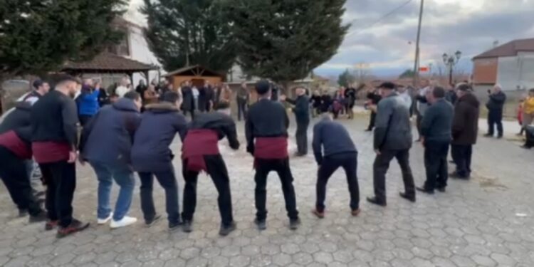 Μικρόκαστρο: Αναβίωσε και φέτος το έθιμο της “Γκαχελώνας”. Βίντεο