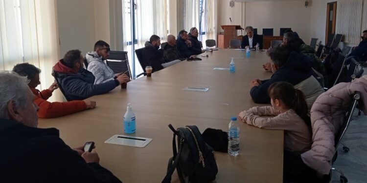 Συνάντηση Περιφερειάρχη με αγρότες και ιδιοκτήτες – οδηγούς φορτηγών. Βίντεο