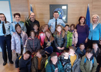 Στο πλαίσιο εκπαιδευτικών δράσεων της Πρωτοβάθμιας Εκπαίδευσης για το «επάγγελμα του αστυνομικού», πραγματοποιήθηκε την 16-02-2024 επίσκεψη των μαθητών του 1ου Δημοτικού Σχολείου Καστοριάς στο Αστυνομικό Μέγαρο Καστοριάς