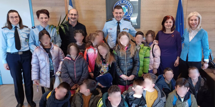 Στο πλαίσιο εκπαιδευτικών δράσεων της Πρωτοβάθμιας Εκπαίδευσης για το «επάγγελμα του αστυνομικού», πραγματοποιήθηκε την 16-02-2024 επίσκεψη των μαθητών του 1ου Δημοτικού Σχολείου Καστοριάς στο Αστυνομικό Μέγαρο Καστοριάς