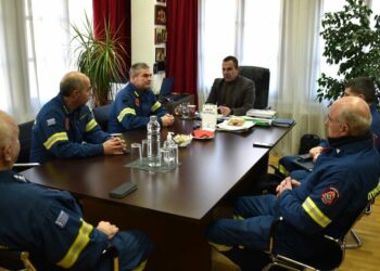 Εθιμοτυπική επίσκεψη του νέου Διοικητή ΠΕ.ΠΥ.Δ. Δυτ. Μακεδονίας Αρχιπύραρχου Νικολάου Μητσιογιάννη στον Δήμαρχο Καστοριάς Γιάννη Κορεντσίδη
