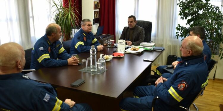 Εθιμοτυπική επίσκεψη του νέου Διοικητή ΠΕ.ΠΥ.Δ. Δυτ. Μακεδονίας Αρχιπύραρχου Νικολάου Μητσιογιάννη στον Δήμαρχο Καστοριάς Γιάννη Κορεντσίδη