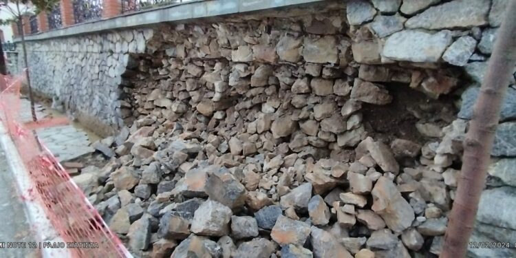 Σιάτιστα: Έπεσε η περίφραξη της Μητρόπολης.  Φωτογραφία