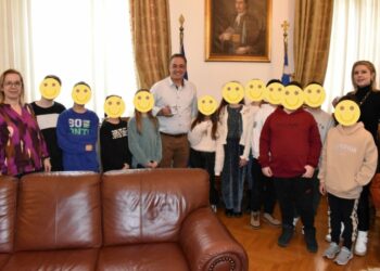 Οι μικροί δημοσιογράφοι του 12ου Δημοτικού Σχολείου στον Δήμαρχο Κοζάνης