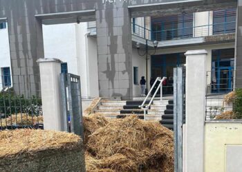 Σε στάση αναμονής οι αγρότες της Κοζάνης – Θα παραμείνουν έξω από το κτίριο της Περιφέρειας