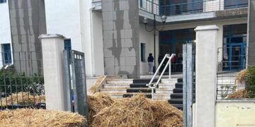 Σε στάση αναμονής οι αγρότες της Κοζάνης – Θα παραμείνουν έξω από το κτίριο της Περιφέρειας