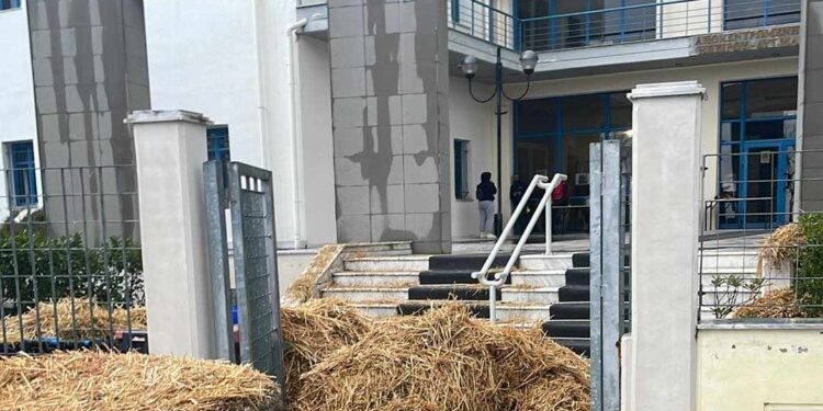 Σε στάση αναμονής οι αγρότες της Κοζάνης – Θα παραμείνουν έξω από το κτίριο της Περιφέρειας