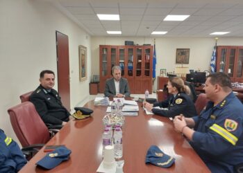 Εθιμοτυπική επίσκεψη του Διοικητή της Πυροσβεστικής Ακαδημίας Υποστράτηγου Π.Σ. Κωνσταντίνου Θεοφιλόπουλου και της νέας Διοικήτριας της Σχολής Πυροσβεστών Πτολεμαΐδας Πύραρχου Αρχοντίας Σερέτη στον Περιφερειάρχη