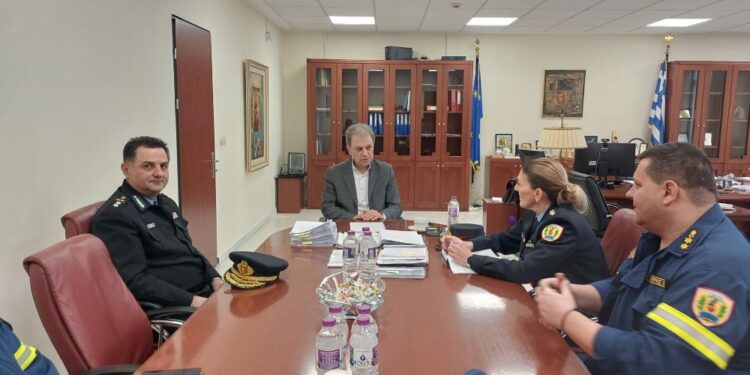 Εθιμοτυπική επίσκεψη του Διοικητή της Πυροσβεστικής Ακαδημίας Υποστράτηγου Π.Σ. Κωνσταντίνου Θεοφιλόπουλου και της νέας Διοικήτριας της Σχολής Πυροσβεστών Πτολεμαΐδας Πύραρχου Αρχοντίας Σερέτη στον Περιφερειάρχη