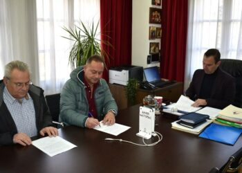 Καστοριά: Υπογραφή σύμβασης για τη διαμόρφωση της εισόδου της Τ.Κ. Λεύκης