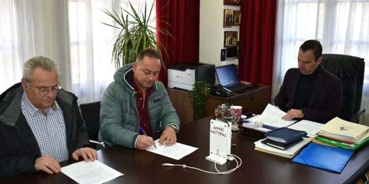 Καστοριά: Υπογραφή σύμβασης για τη διαμόρφωση της εισόδου της Τ.Κ. Λεύκης