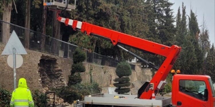 Σε εξέλιξη εργασίες αποκατάστασης τοιχίου των Κοιμητηρίων – Κλειστή η οδός Βασιλικής Μικρού