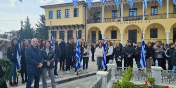 Σιάτιστα: Η κατάθεση στεφάνων από τα σχολεία.  Βίντεο και φωτογραφίες