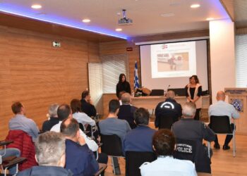 Με επιτυχία ολοκληρώθηκε ο πρώτος κύκλος του εκπαιδευτικού σεμιναρίου των Αστυνομικών της Διεύθυνσης Αστυνομίας Καστοριάς, για την αναγνώριση των χαρακτηριστικών και τους τρόπους προσέγγισης των Ατόμων, που βρίσκονται στο Φάσμα του Αυτισμού