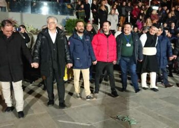 Ο δήμαρχος Βοϊου Χρήστος Ζευκλής βγάζει στην… “κορφή” τον δήμαρχο Κοζάνης Γιάννη Κοκκαλιάρη και του μαθαίνει τον περήφημο”Τρανό Χορό”-Βίντεο