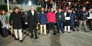 Ο δήμαρχος Βοϊου Χρήστος Ζευκλής βγάζει στην… “κορφή” τον δήμαρχο Κοζάνης Γιάννη Κοκκαλιάρη και του μαθαίνει τον περήφημο”Τρανό Χορό”-Βίντεο