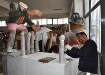 Στους εργαζόμενους των αποκριάτικων αρμάτων βρέθηκε ο Δήμαρχος Κοζάνης (Φωτογραφίες)