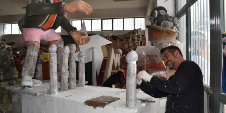 Στους εργαζόμενους των αποκριάτικων αρμάτων βρέθηκε ο Δήμαρχος Κοζάνης (Φωτογραφίες)