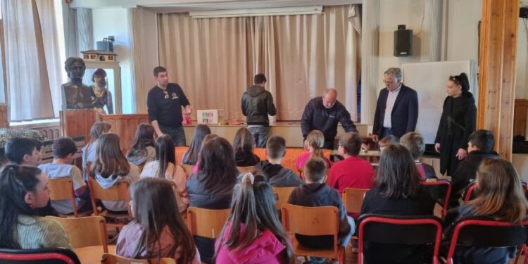 Δήμος Βοΐου: Επίδειξη της διαδικασίας κατασκευής αερόστατου για το έθιμο του Πενταλόφου  στα σχολεία του Δήμου Βοΐου
