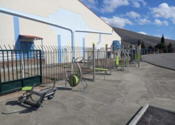 Σιάτιστα: Όργανα γυμναστικής, δεντροφύτευση και συντήρηση στο γήπεδο