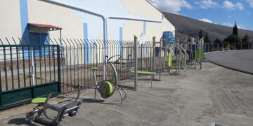 Σιάτιστα: Όργανα γυμναστικής, δεντροφύτευση και συντήρηση στο γήπεδο