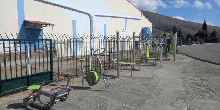 Σιάτιστα: Όργανα γυμναστικής, δεντροφύτευση και συντήρηση στο γήπεδο