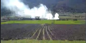 Εγνατία, όρια Σιάτιστας: Λαμπάδιασε αυτοκίνητο.  Βίντεο