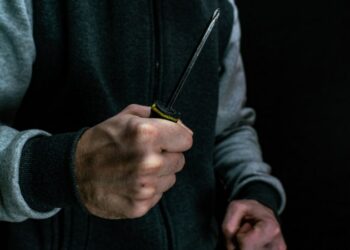 Ανήλικοι επιτέθηκαν σε 42χρονο – Τον απείλησαν με κατσαβίδι και του άρπαξαν το κινητό