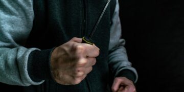 Ανήλικοι επιτέθηκαν σε 42χρονο – Τον απείλησαν με κατσαβίδι και του άρπαξαν το κινητό