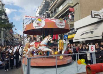 Πλήθος κόσμου, φοβερό κέφι, σάτιρα και χορός στη μεγάλη αποκριάτικη παρέλαση της Κοζάνης. Βίντεο