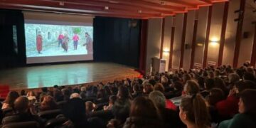 Στο κατάμεστο Βουδούρειο Πολιτιστικό Κέντρο Σιάτιστας πραγματοποιήθηκε η προβολή του ΔΙΑΚΟΥ (Bίντεο)