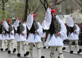 Ελληνικές σημαίες, τσολιάδες και «Μακεδονία Ξακουστή» στην καρδιά του Μανχάταν στη Νέα Υόρκη