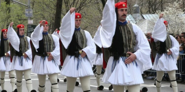 Ελληνικές σημαίες, τσολιάδες και «Μακεδονία Ξακουστή» στην καρδιά του Μανχάταν στη Νέα Υόρκη