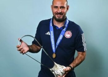 Ο Ηλίας Αμπατζίδης από την Νεάπολη Βοΐου  γυμναστής της ομάδας νέων του Ολυμπιακού που κατέκτησε το Youth League