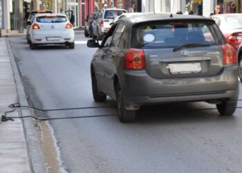 Δήμος Κοζάνης: Καλώδια μέτρησης κυκλοφοριακού φόρτου σε πολλούς κεντρικούς δρόμους της πόλης (Φωτογραφίες)